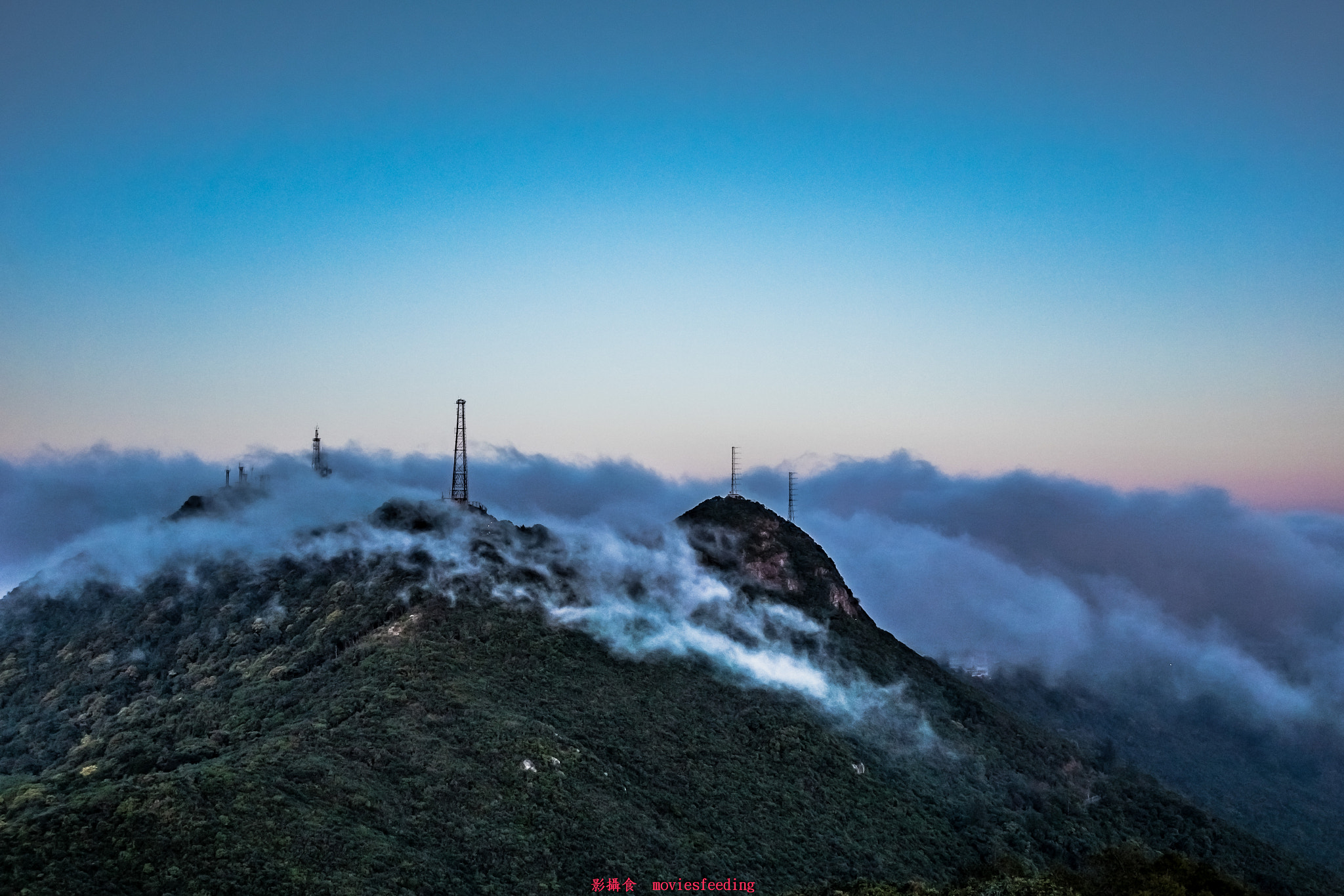 Sony Cyber-shot DSC-RX10 + 24-200mm F2.8 sample photo. 雲抱高山 photography