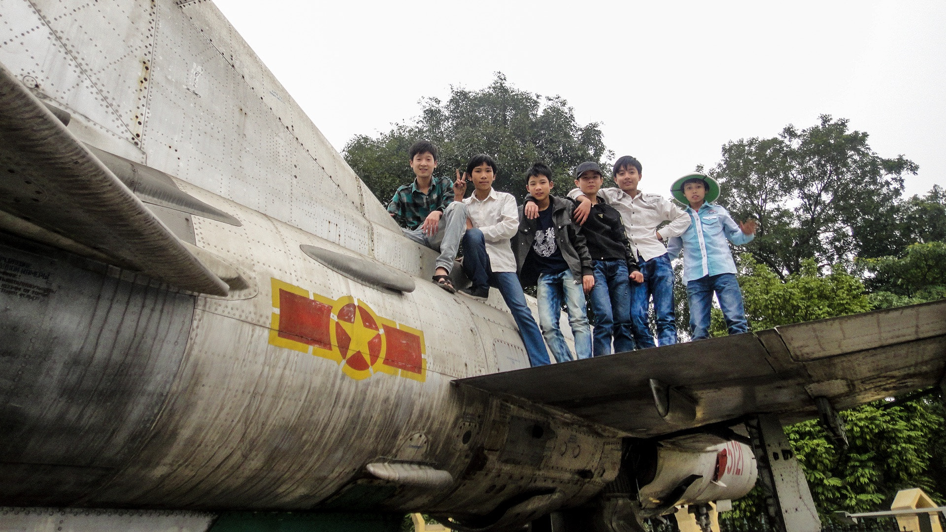 Sony DSC-T99 sample photo. Proud kids on mig-21. hanoï, vietnam. photography