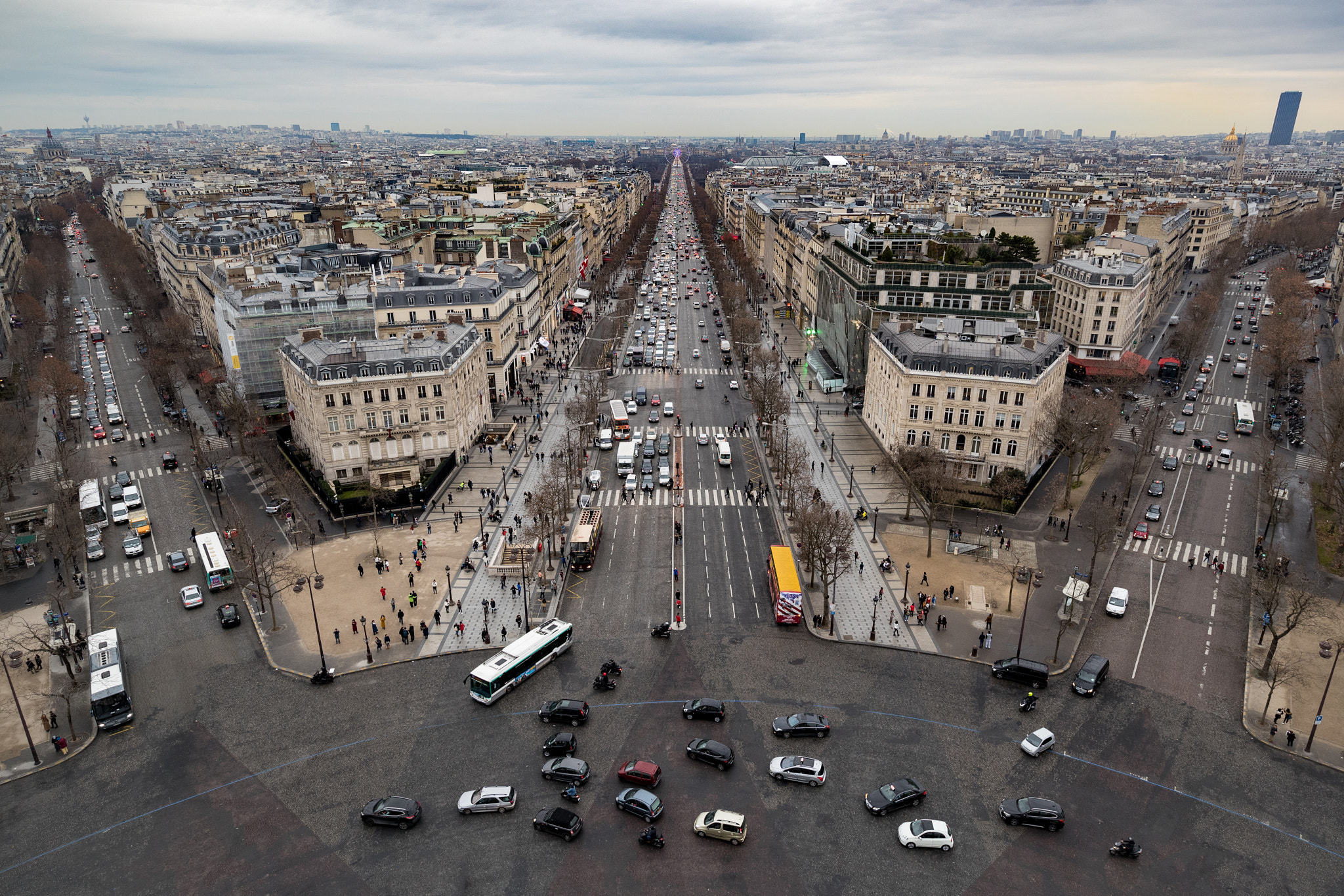 Canon EF 11-24mm F4L USM sample photo. Avenue des champs elysees photography