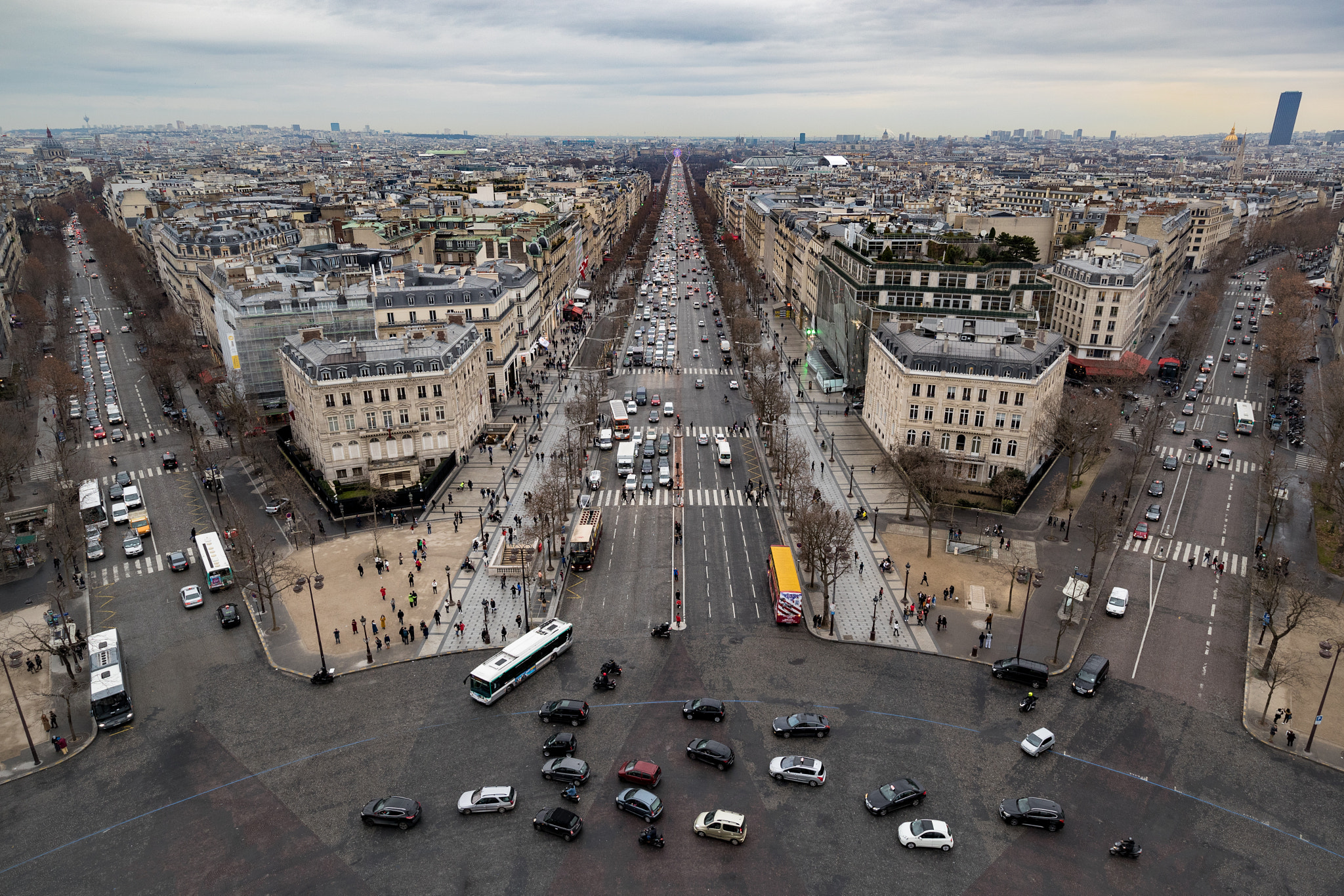 Canon EOS-1D X Mark II + Canon EF 11-24mm F4L USM sample photo. Avenue des champs elysees photography