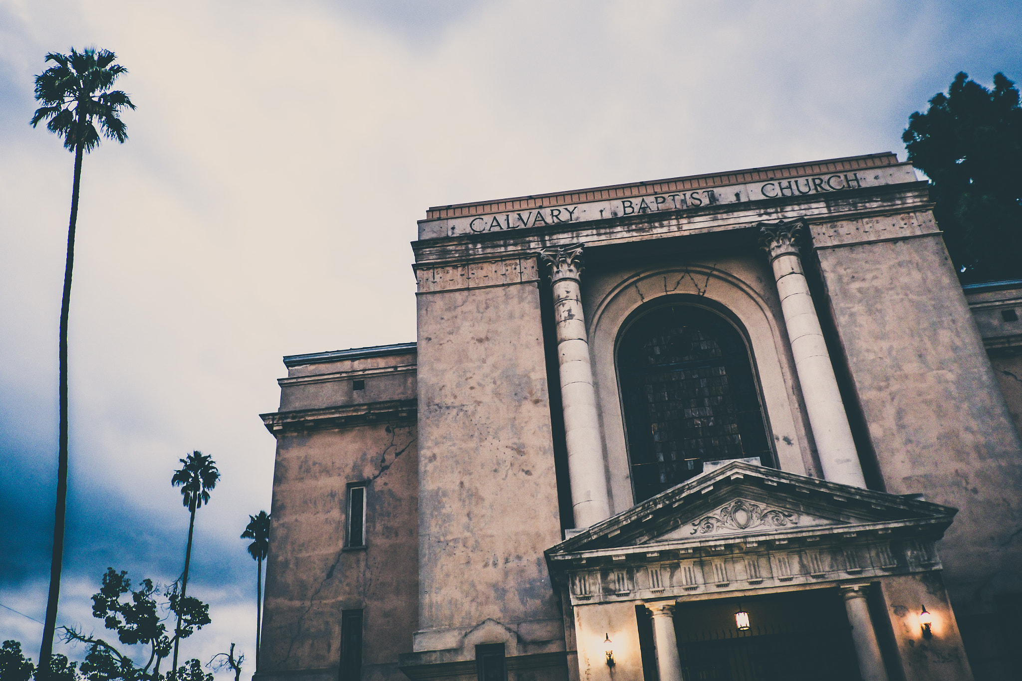 Fujifilm X-Pro2 + Fujifilm XF 18mm F2 R sample photo. Old church in pasadena photography