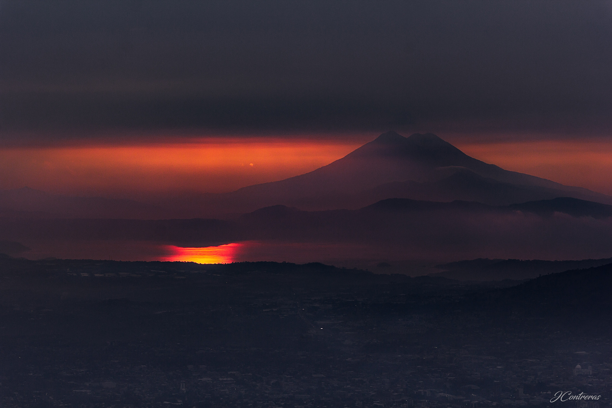 Canon EOS 60D + EF75-300mm f/4-5.6 sample photo. Rojo amanecer en el lago photography
