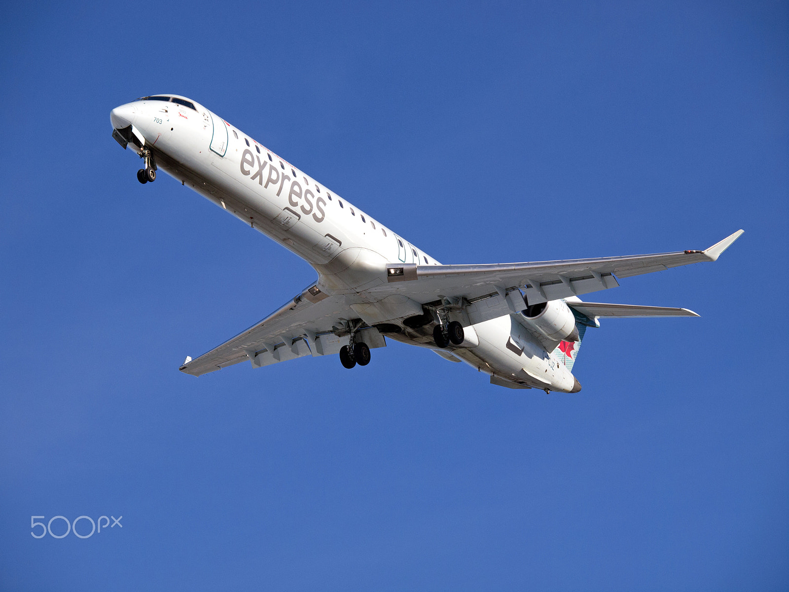 Olympus E-5 + Olympus Zuiko Digital ED 50-200mm F2.8-3.5 SWD sample photo. Air canada express crj regional jet photography