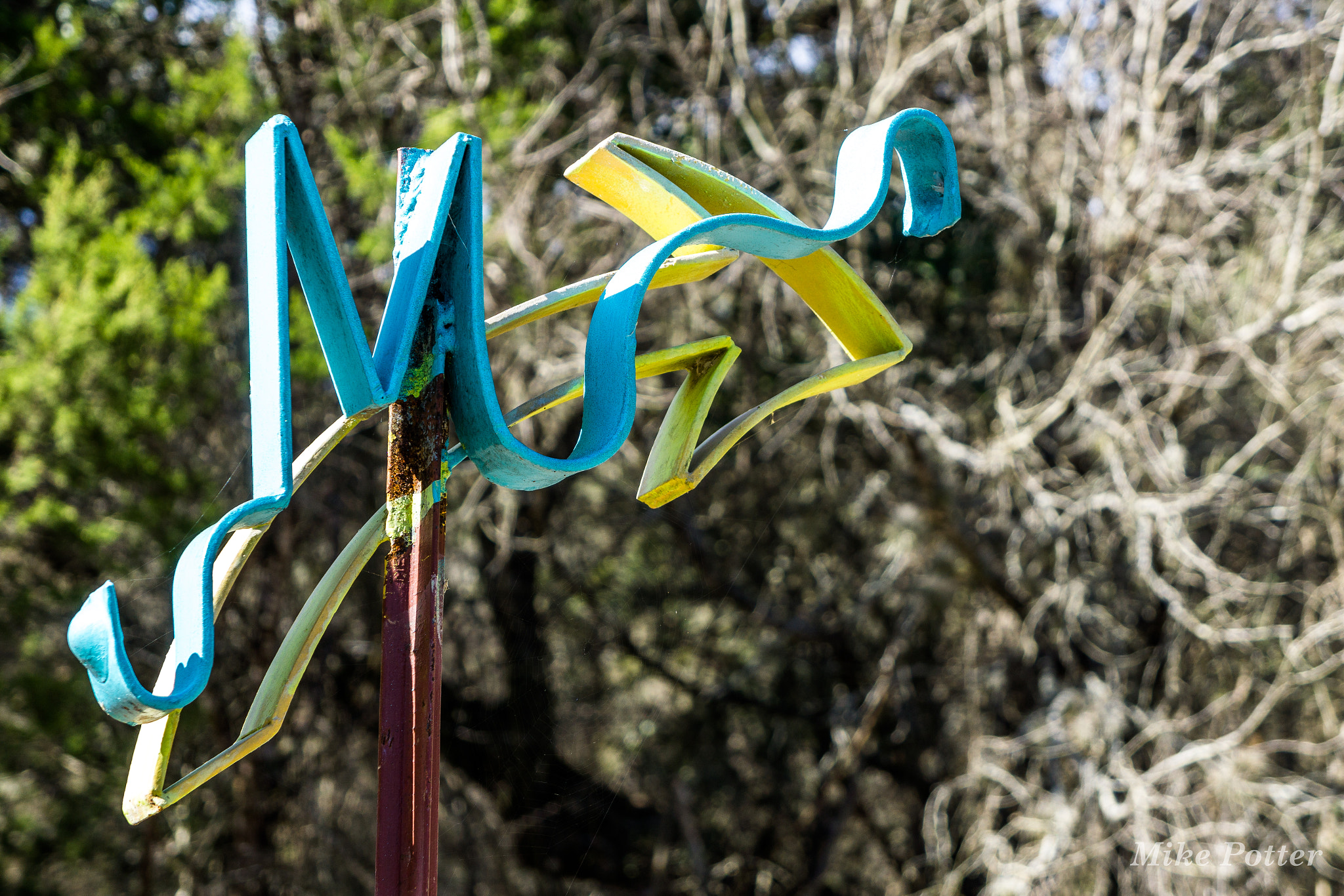 Sony a6000 + Sony E 18-55mm F3.5-5.6 OSS sample photo. Pointing the way photography