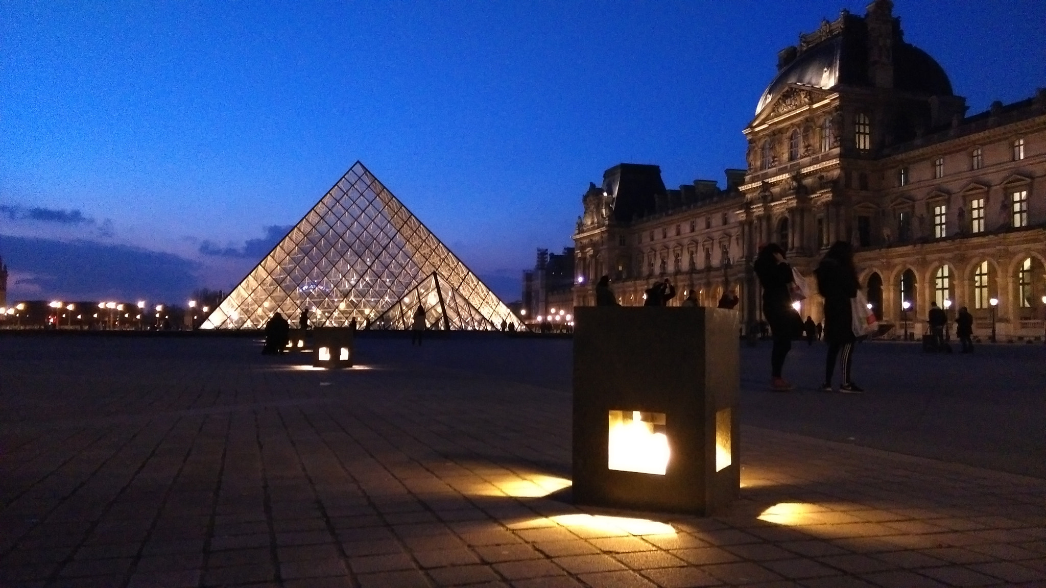 HTC ONE M8S sample photo. Louvre photography