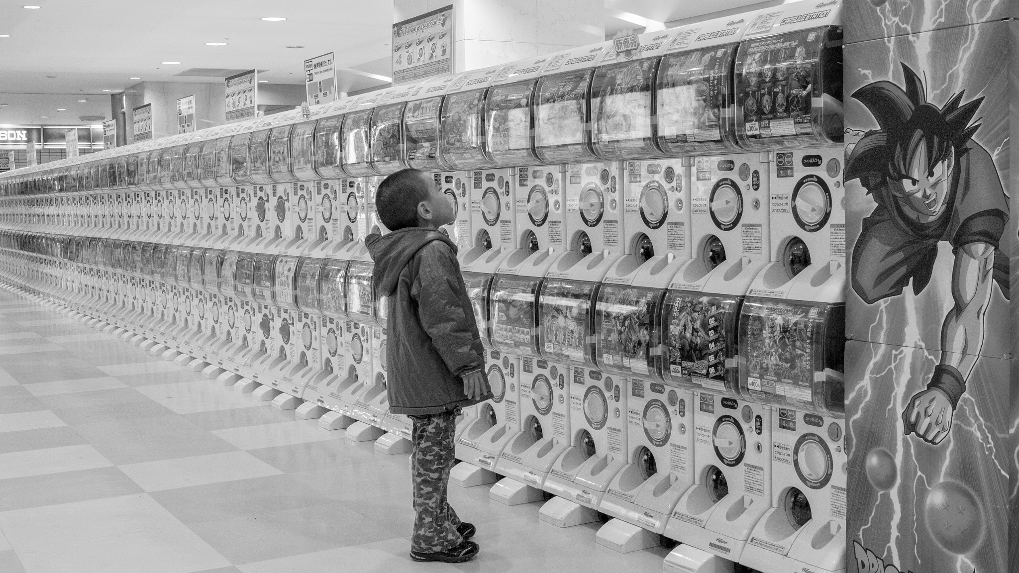 Canon EOS 100D (EOS Rebel SL1 / EOS Kiss X7) sample photo. Boy and capsule toy machines photography