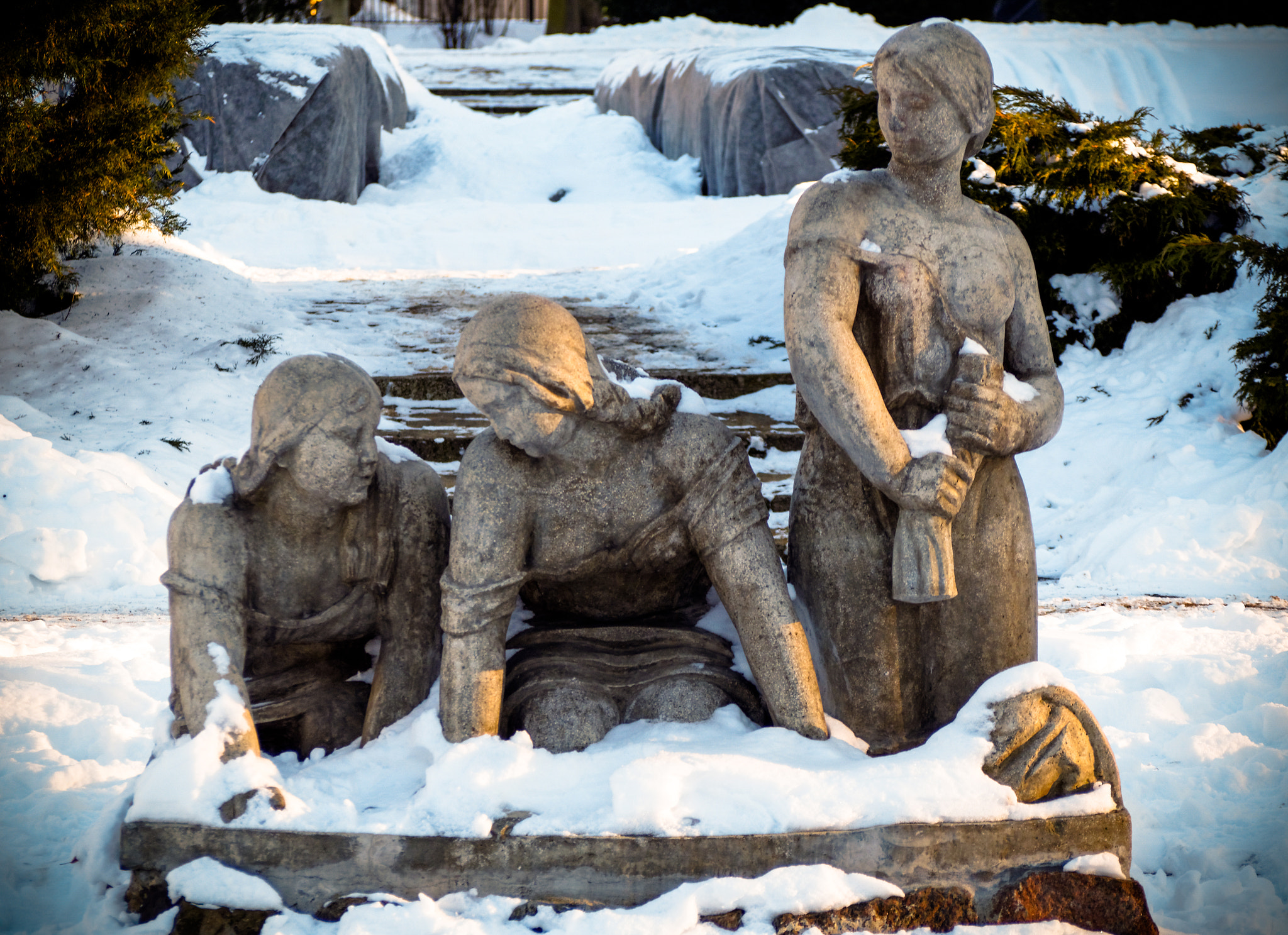 Olympus OM-D E-M10 sample photo. "washerwoman" , statue build in 1938 . photography