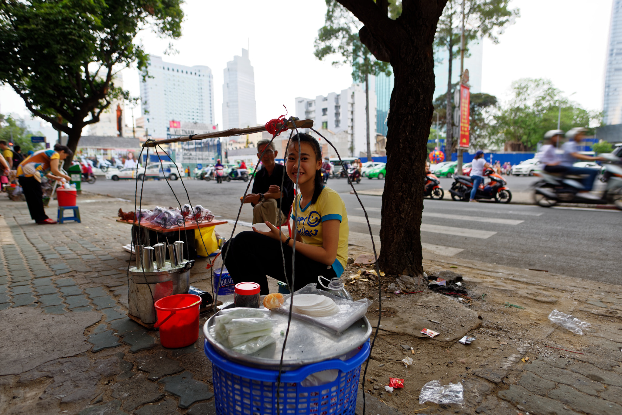 Nikon D810 + Nikon AF-S Nikkor 20mm F1.8G ED sample photo. Street sales photography