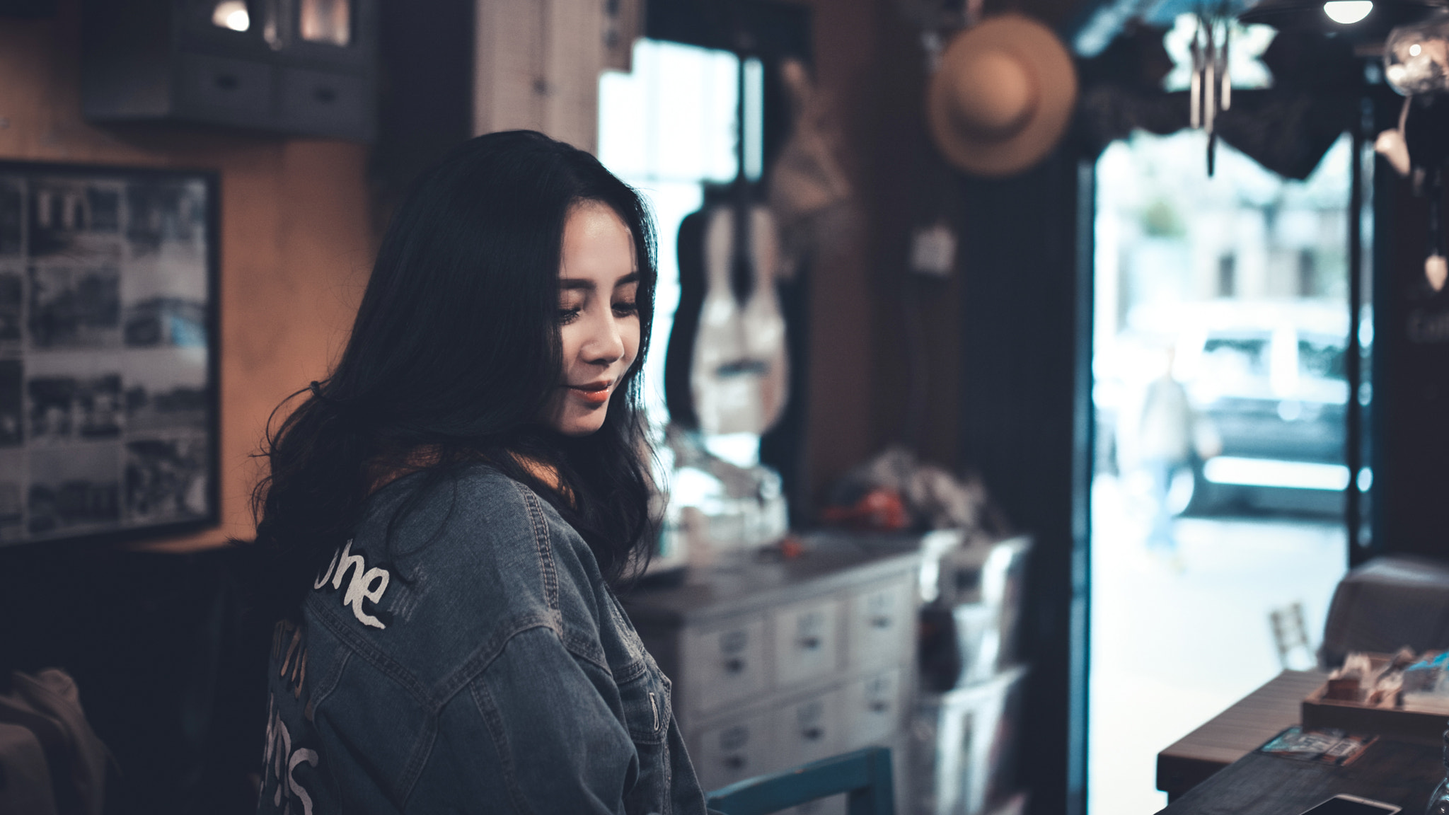 Nikon D7100 + Sigma 35mm F1.4 DG HSM Art sample photo. The girl of cafe photography