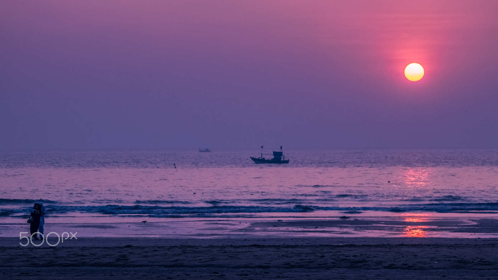 Canon EOS 750D (EOS Rebel T6i / EOS Kiss X8i) sample photo. Loving couple in beach photography