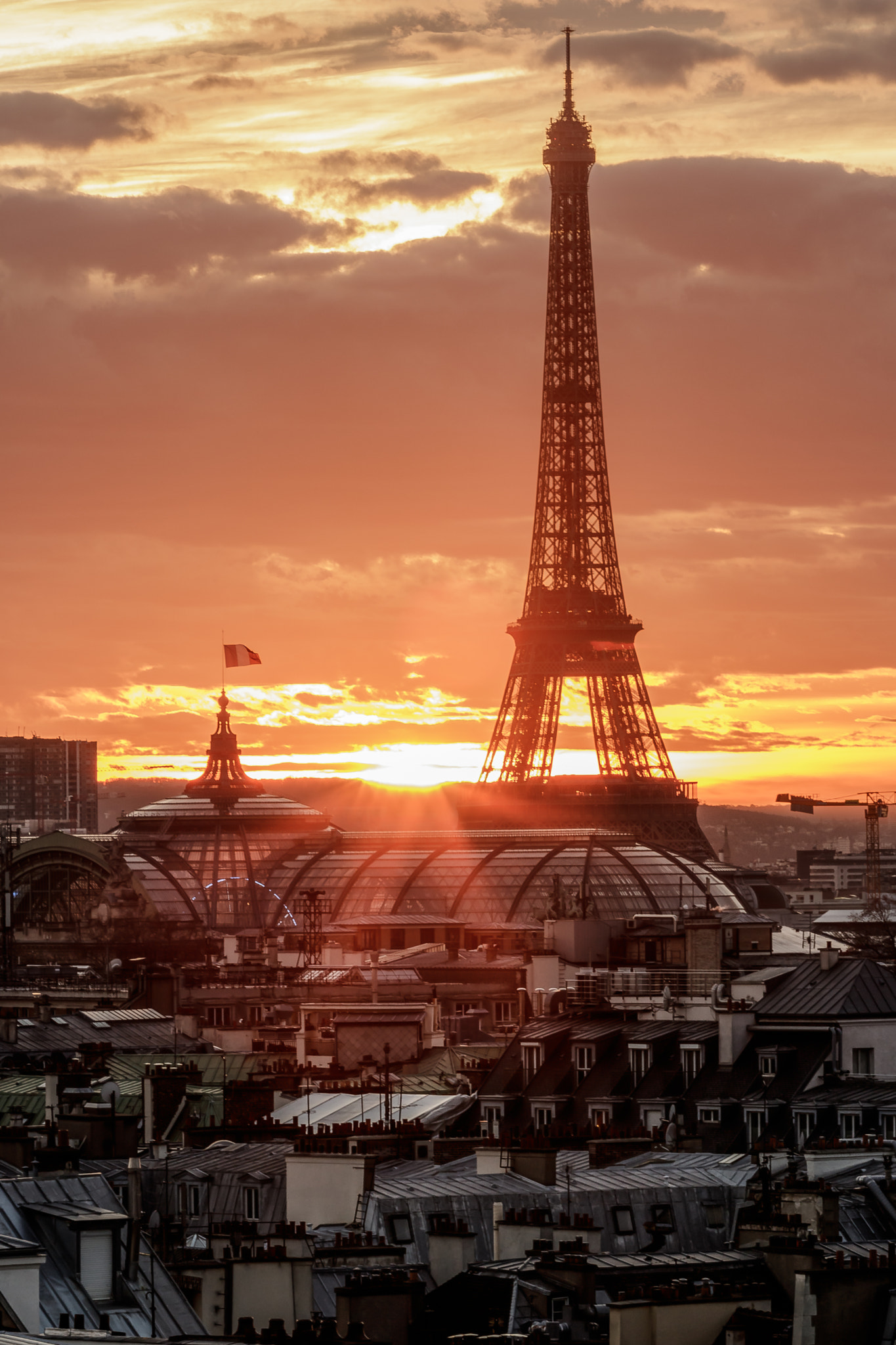 Canon EOS 750D (EOS Rebel T6i / EOS Kiss X8i) + Canon EF 70-200mm F4L USM sample photo. Sunset on eiffel tower photography