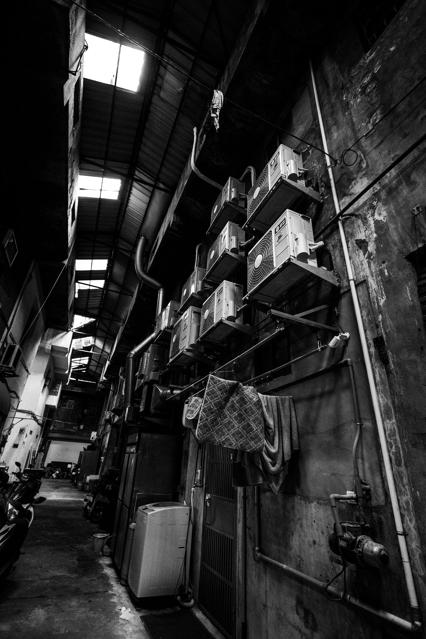 Canon EF-S 10-22mm F3.5-4.5 USM sample photo. Black & white alley photography