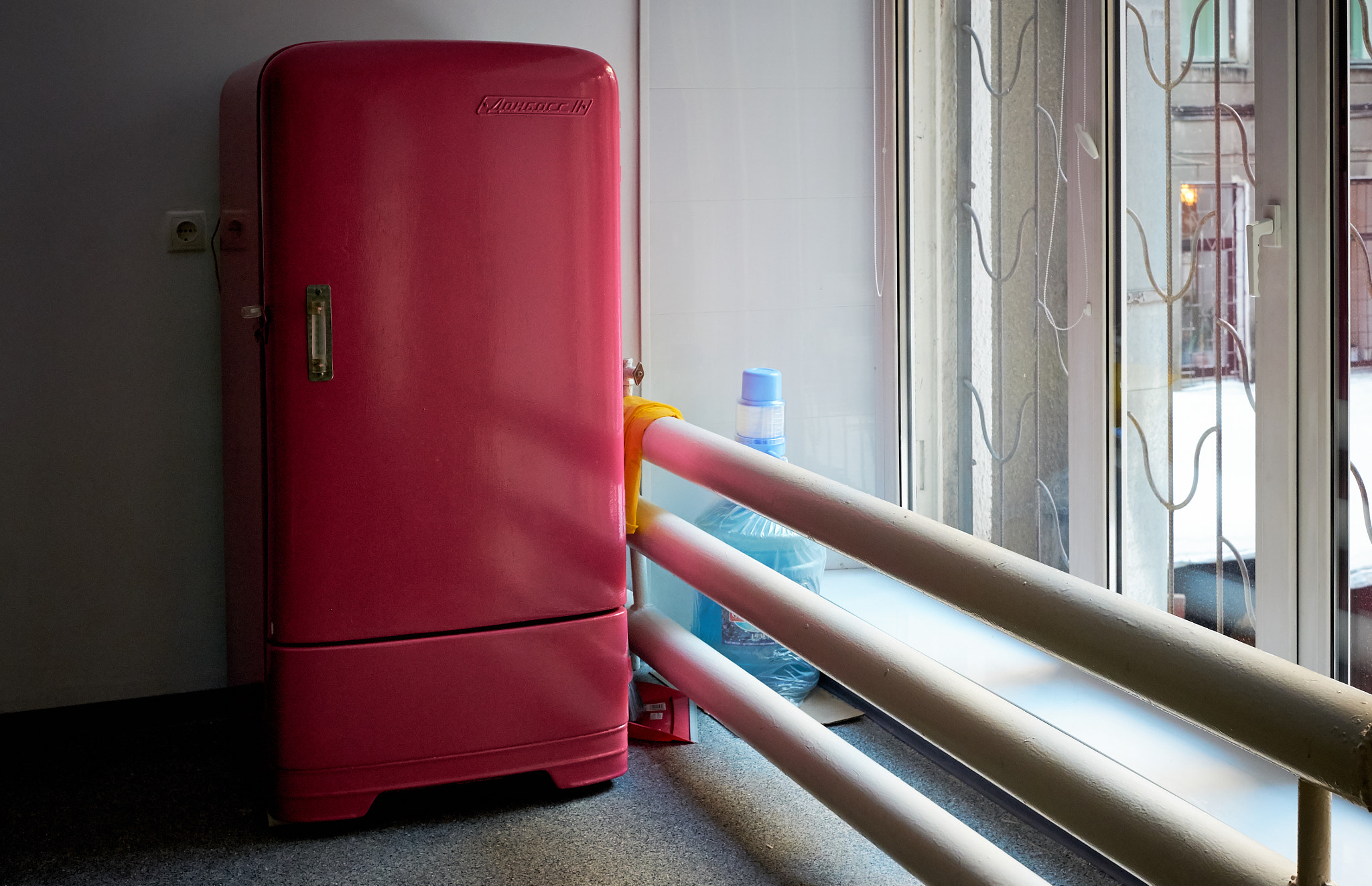 Fujifilm X-M1 + Fujifilm XF 27mm F2.8 sample photo. Red fridge photography