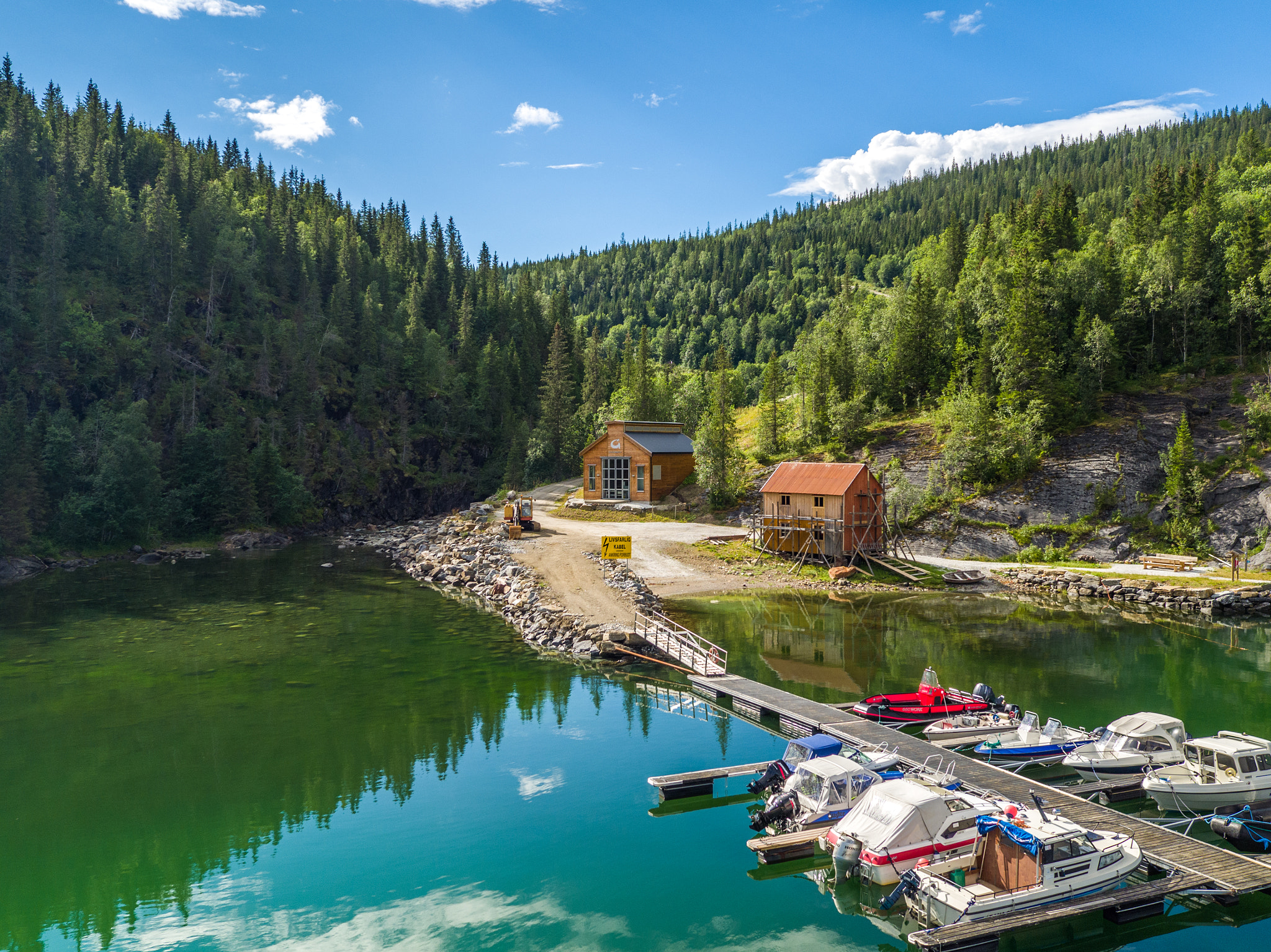DJI FC550 + LEICA DG SUMMILUX 15/F1.7 sample photo. Drone shot at the lakeside of skravlaga norway photography