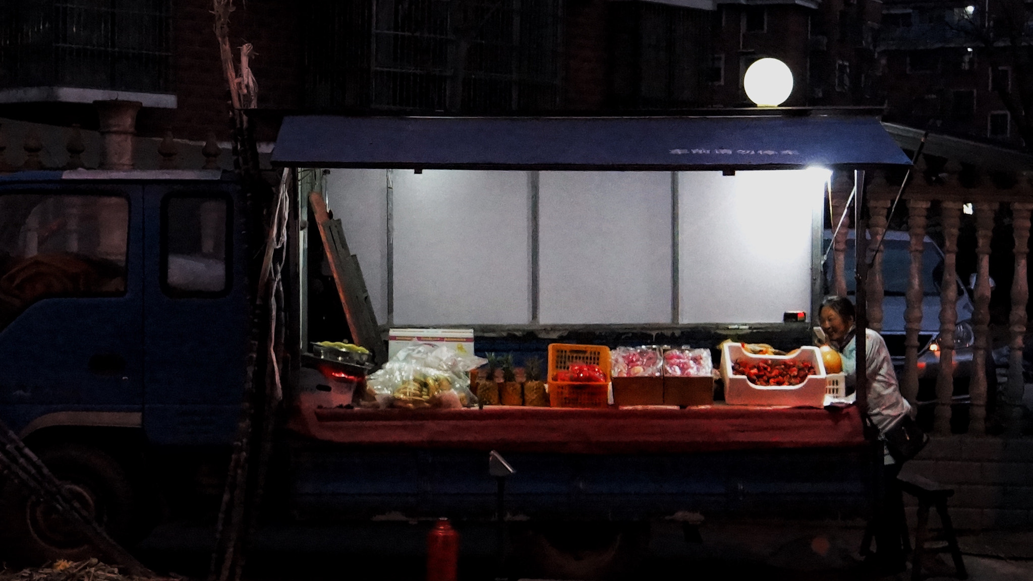 Sony Alpha NEX-7 + Sony E 18-55mm F3.5-5.6 OSS sample photo. A lady sells fruit with smile photography