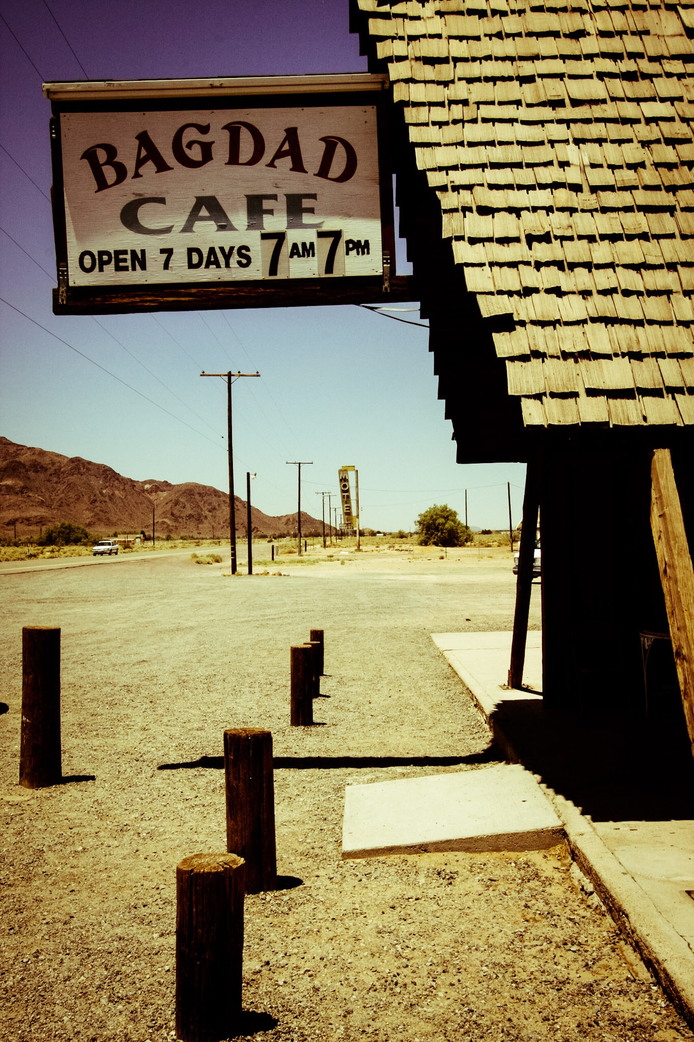Canon EF-S 10-22mm F3.5-4.5 USM sample photo. Bagdad café photography
