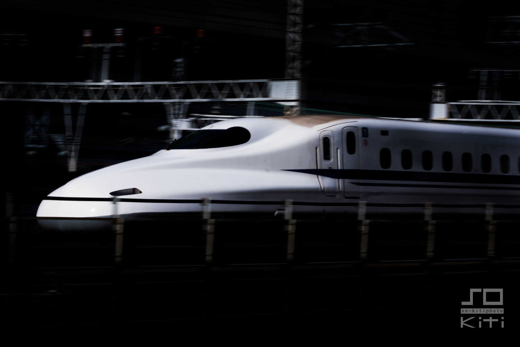 Sony 70-300mm F4.5-5.6 G SSM sample photo. Bullet train photography