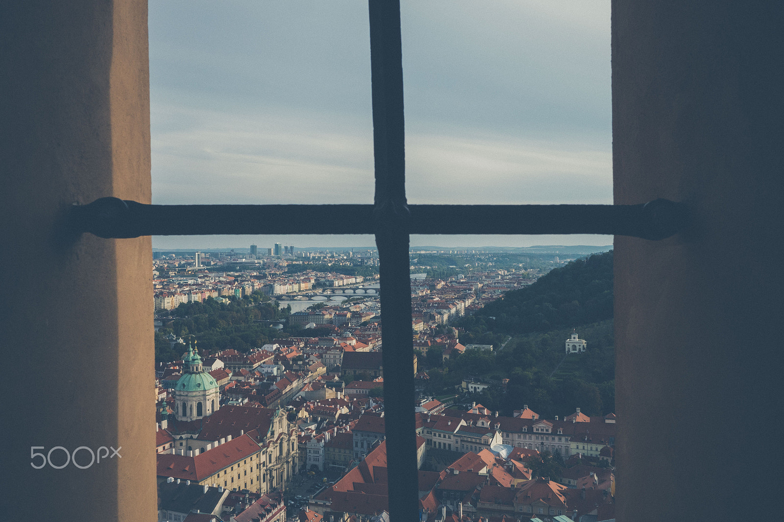 Panasonic Lumix DMC-GH4 + LEICA DG SUMMILUX 15/F1.7 sample photo. Prague castle photography
