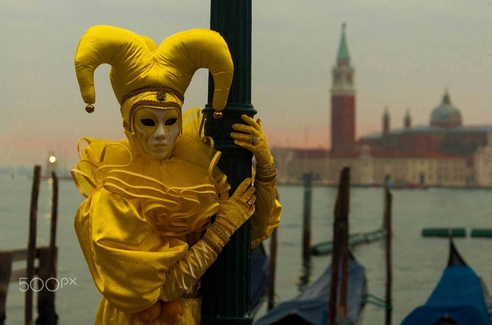 Nikon D90 sample photo. Venice carnival yellow jester photography