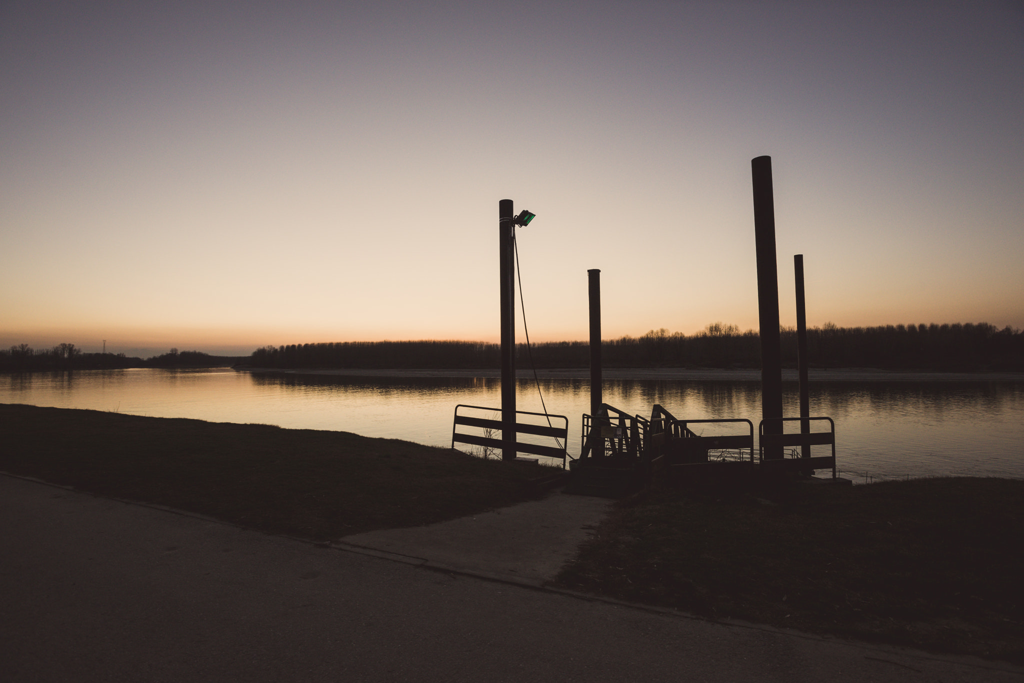 Nikon AF-S Nikkor 17-35mm F2.8D ED-IF sample photo. Winter sunset photography