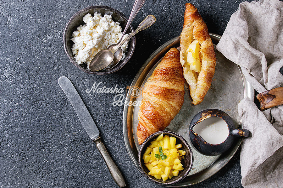 Canon EOS 700D (EOS Rebel T5i / EOS Kiss X7i) + Canon EF 70-200mm F4L IS USM sample photo. Breakfast with croissant and mango fruit photography