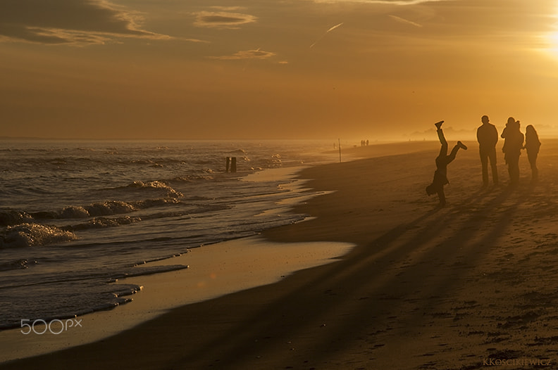AF Zoom-Nikkor 24-120mm f/3.5-5.6D IF sample photo. Handstand photography