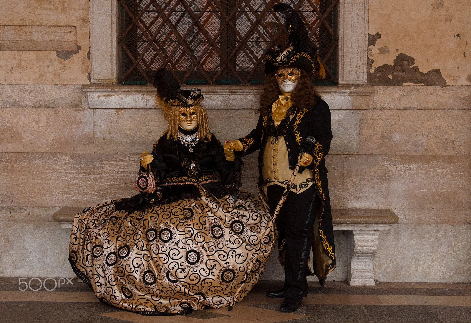 Nikon D90 sample photo. Venice carnival golden couple photography