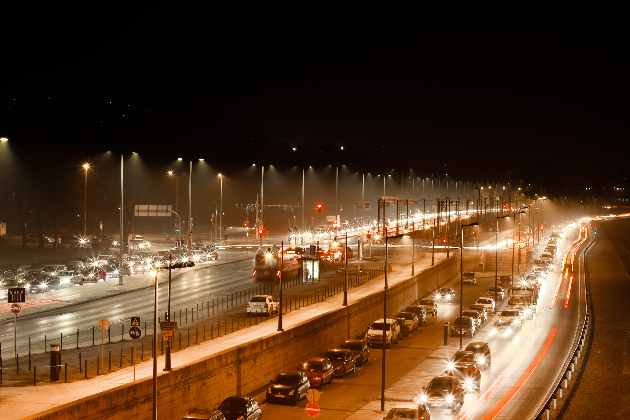 Canon EOS 1300D (EOS Rebel T6 / EOS Kiss X80) + Canon EF 50mm F1.8 II sample photo. Traffic at night photography