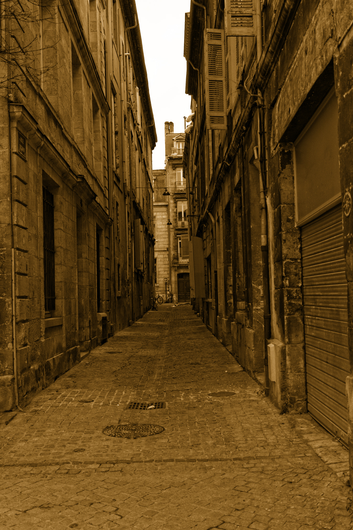 Canon EF-S 24mm F2.8 STM sample photo. Bordeaux street photography