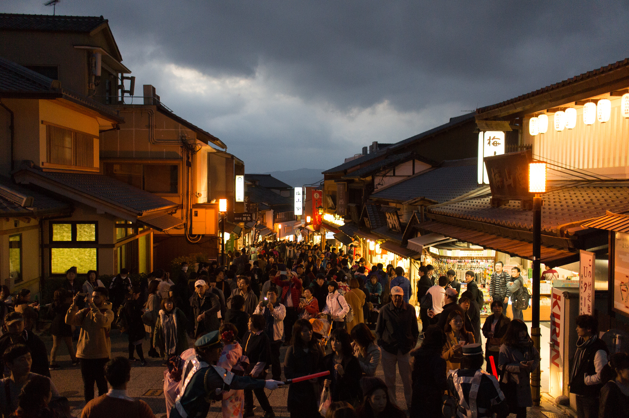 Sony Alpha NEX-5 + Sony Sonnar T* E 24mm F1.8 ZA sample photo. Shops at night photography