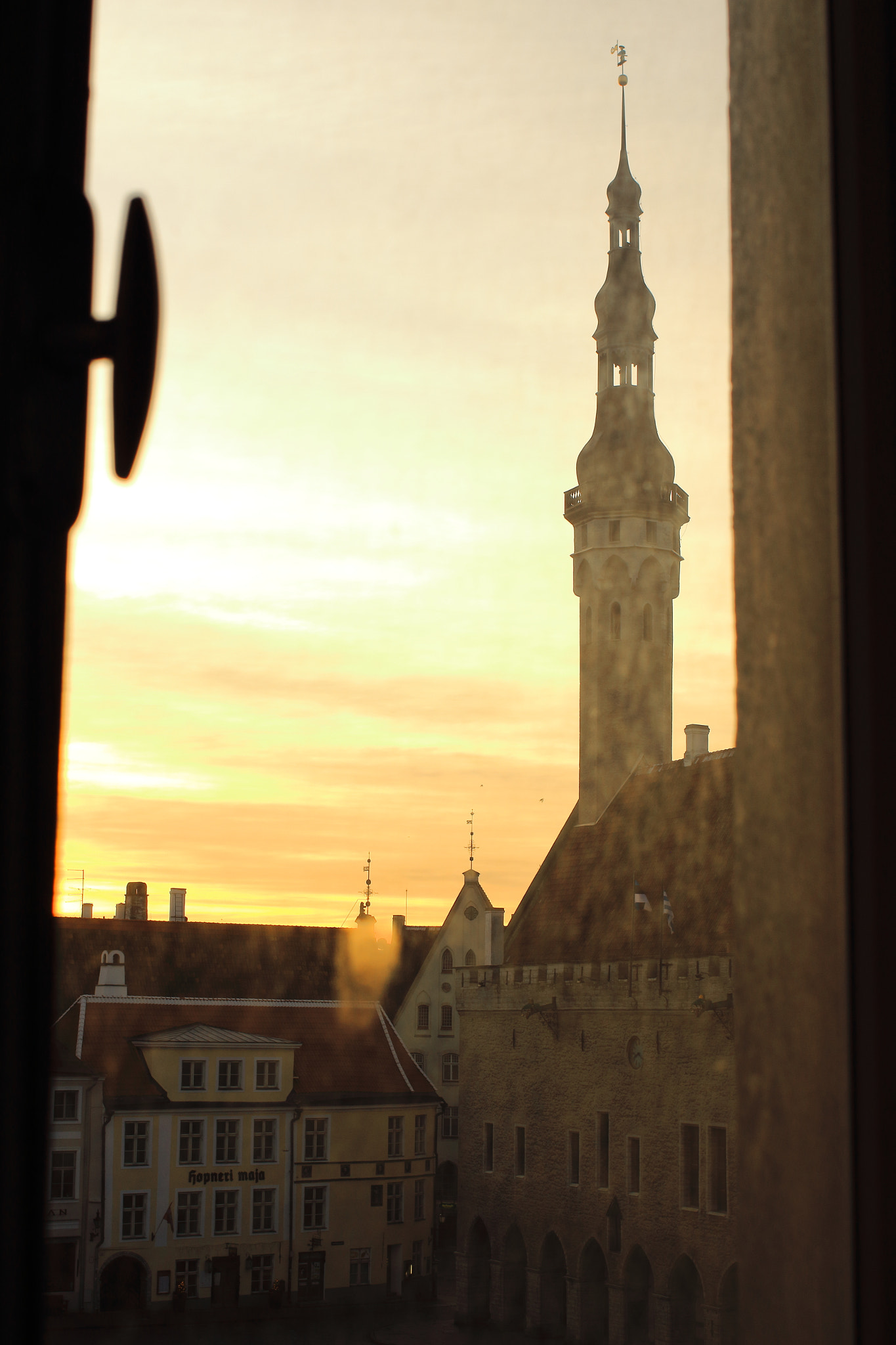 Canon EOS 700D (EOS Rebel T5i / EOS Kiss X7i) + Canon EF 35mm F2 sample photo. Tallinn photography