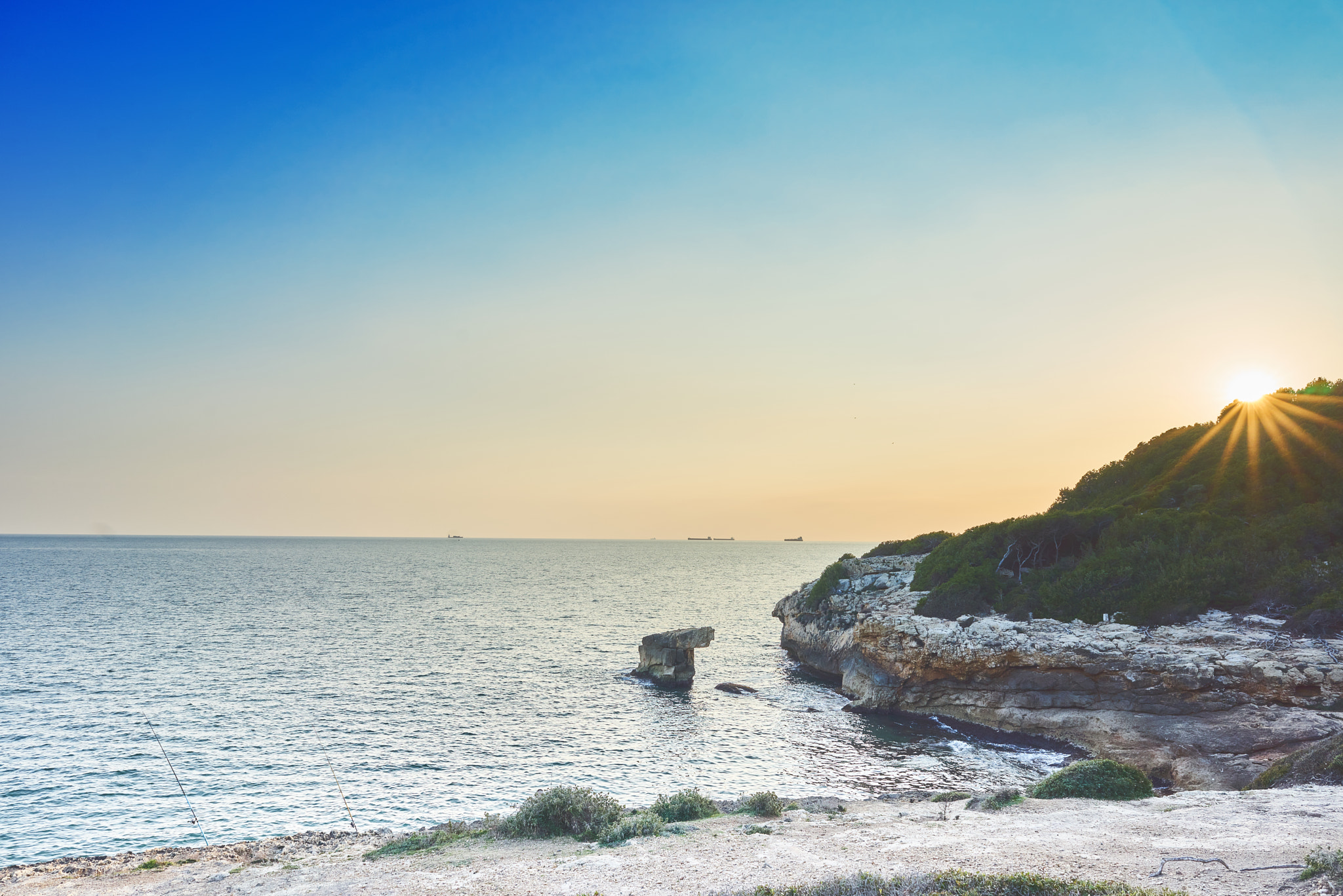 Sony FE 28mm F2 sample photo. Sunset over the cliff  photography