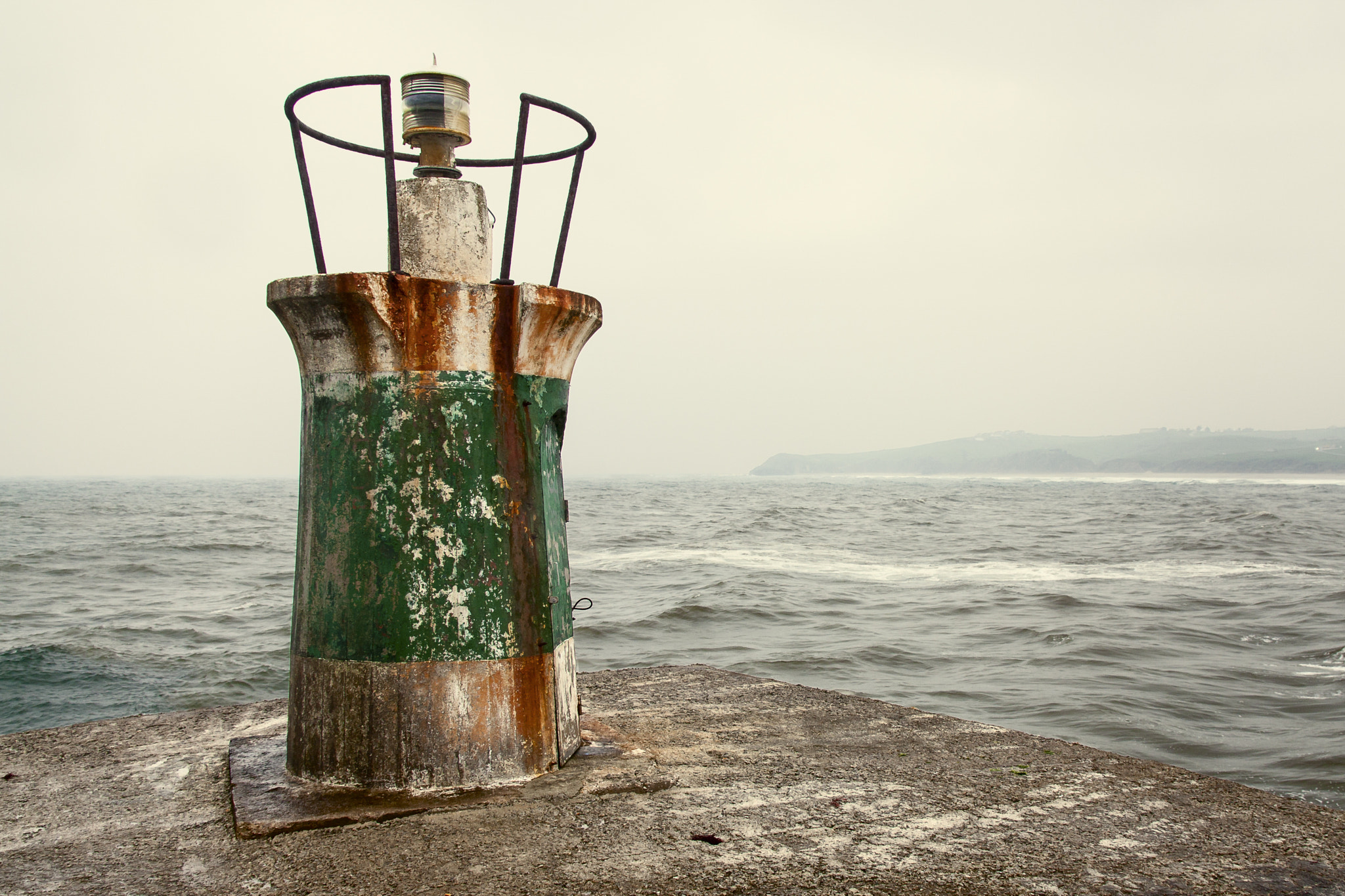 Canon EF-S 17-55mm F2.8 IS USM sample photo. Rusty lighthouse photography
