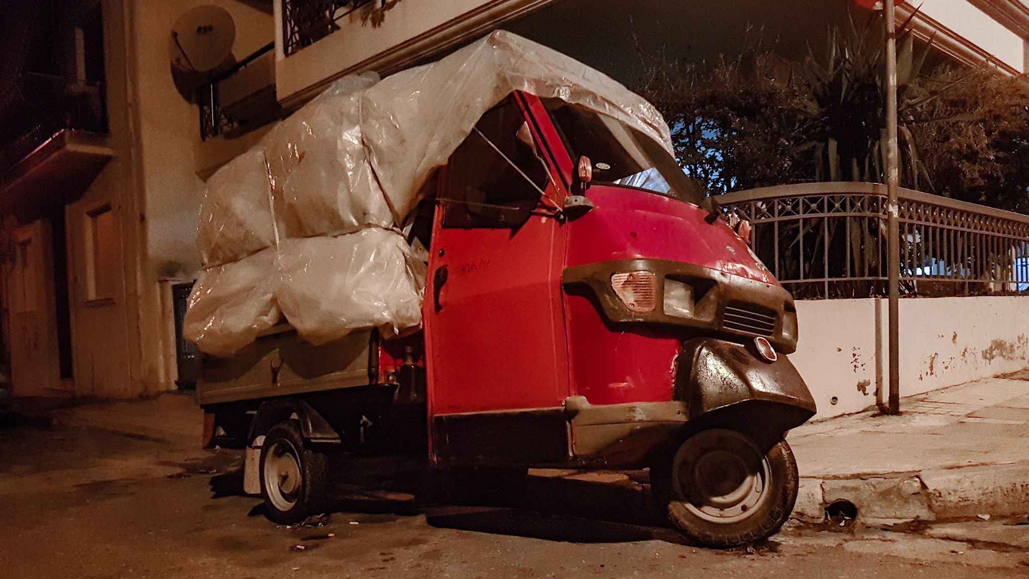 Samsung Galaxy S7 Edge + Samsung Galaxy S7 Edge Rear Camera sample photo. Tree-wheeler car parked in the neighborhood photography