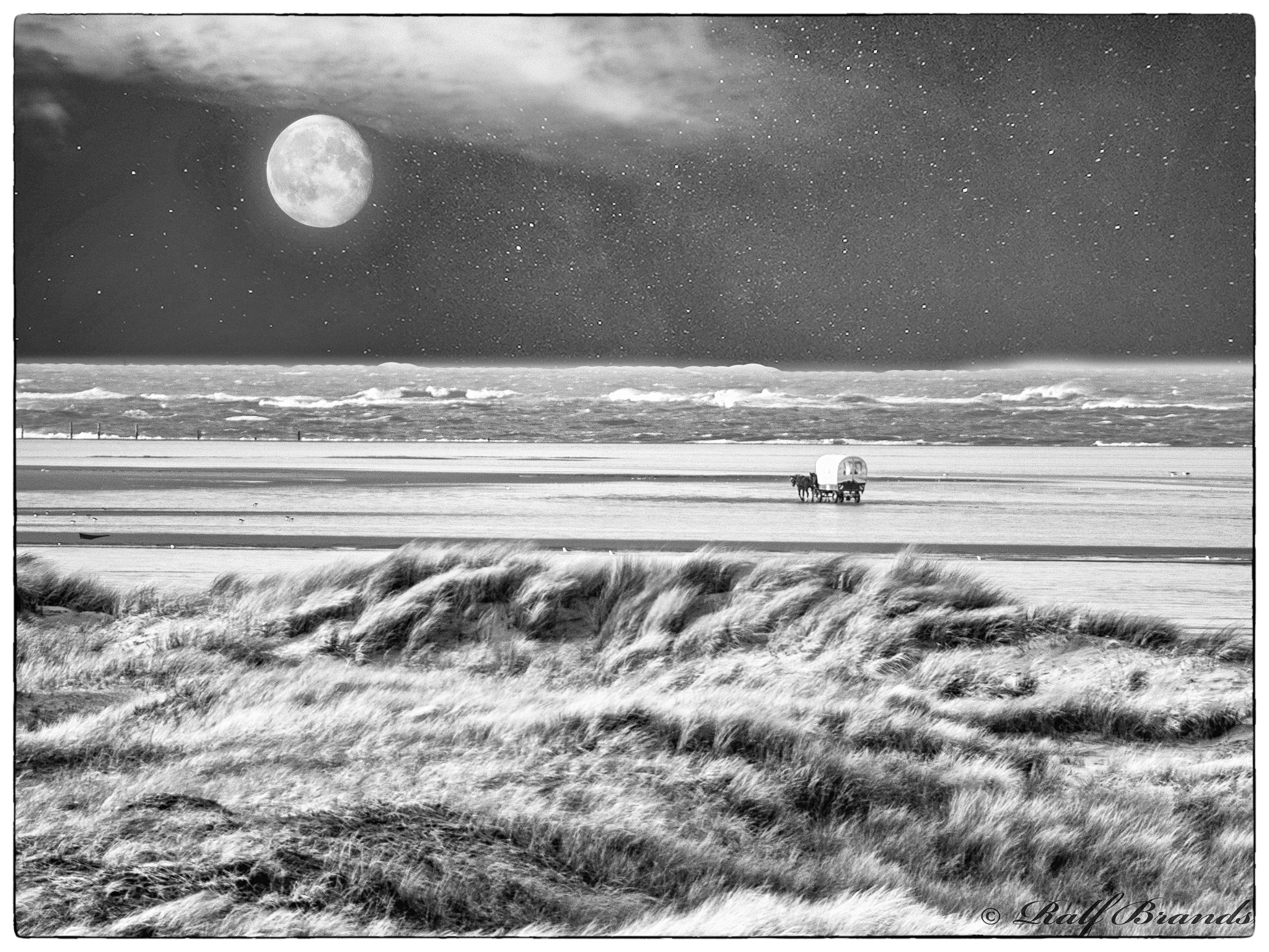 Panasonic Lumix G Vario 45-200mm F4-5.6 OIS sample photo. A night at the sea photography