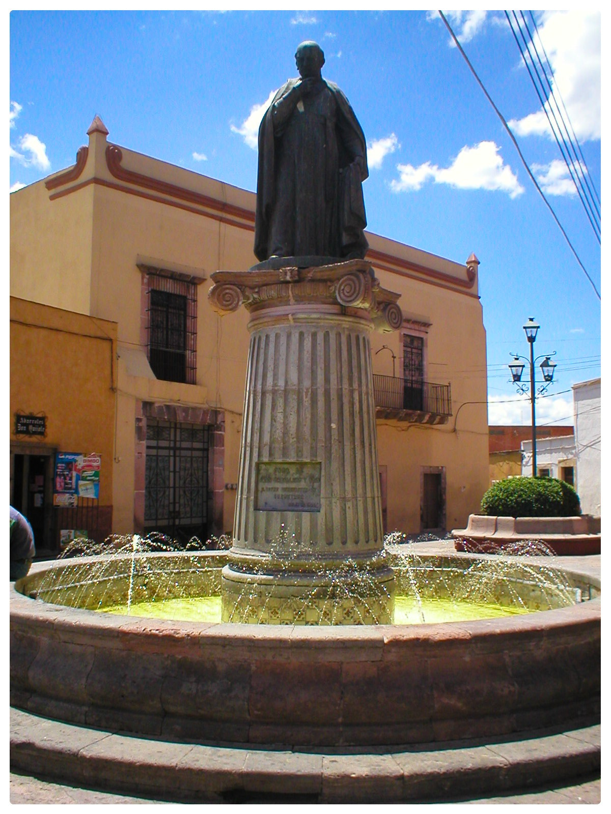 Olympus C120,D380 sample photo. Estatua photography