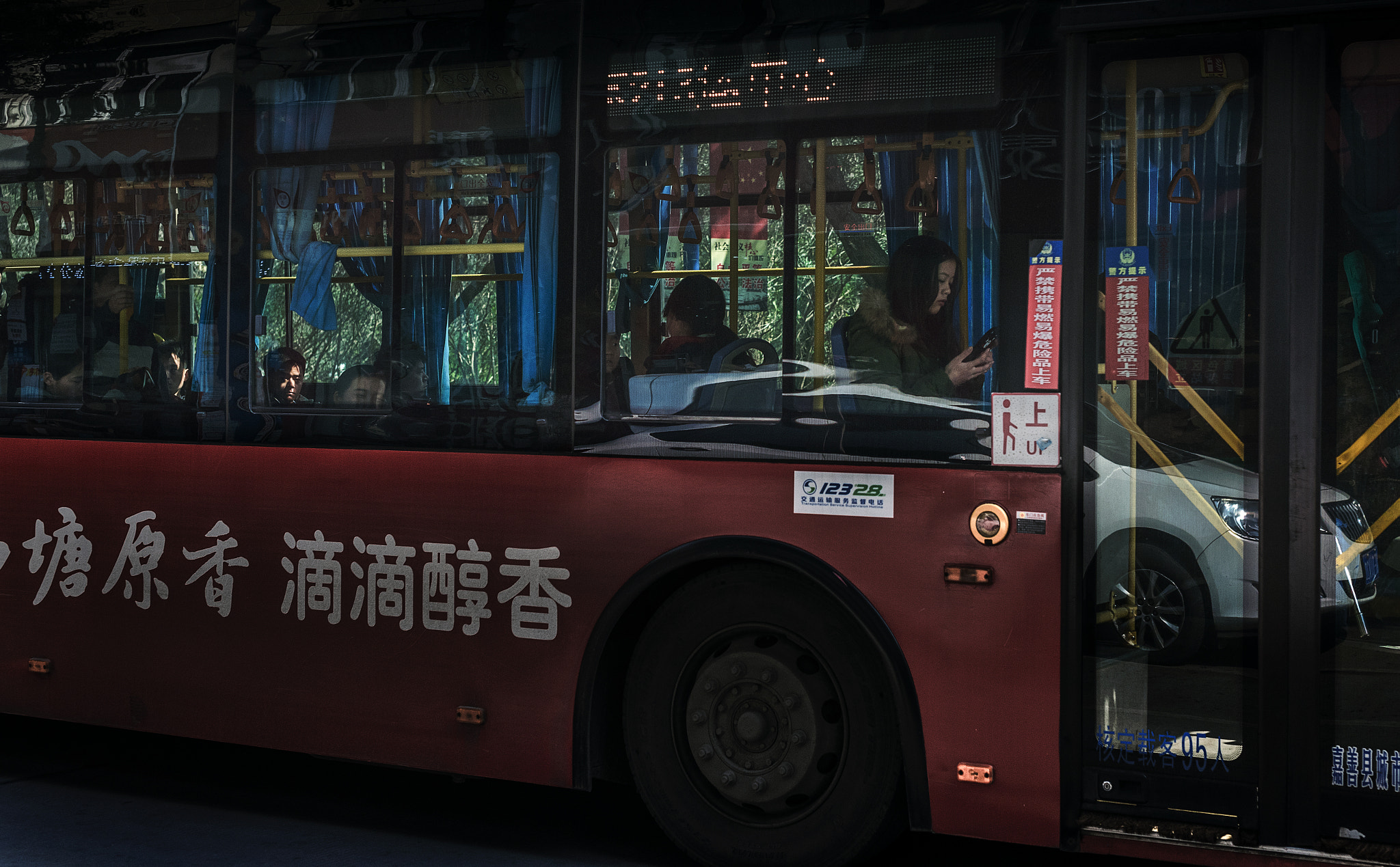 Nikon D750 sample photo. 公交车乘客 photography