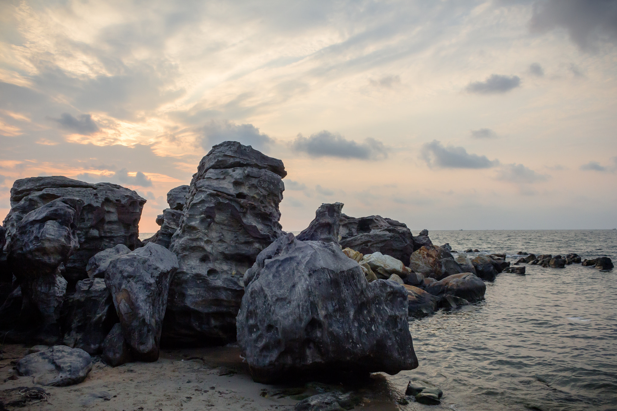Canon EF-S 18-55mm F3.5-5.6 II sample photo. Phu quoc rocks photography