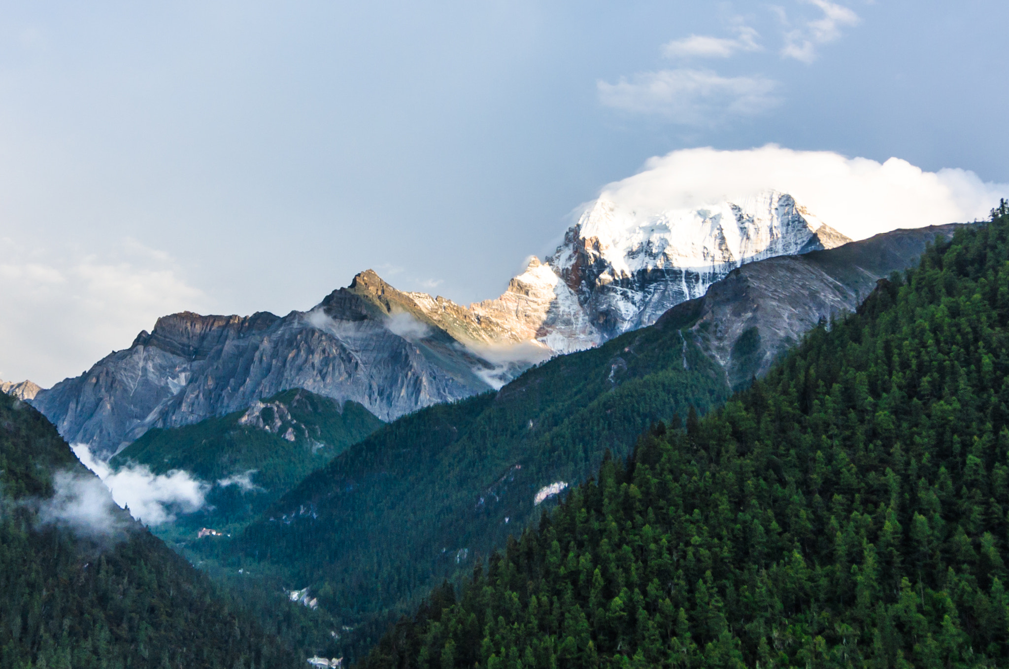 Pentax K-50 sample photo. Overlooking the mountains photography