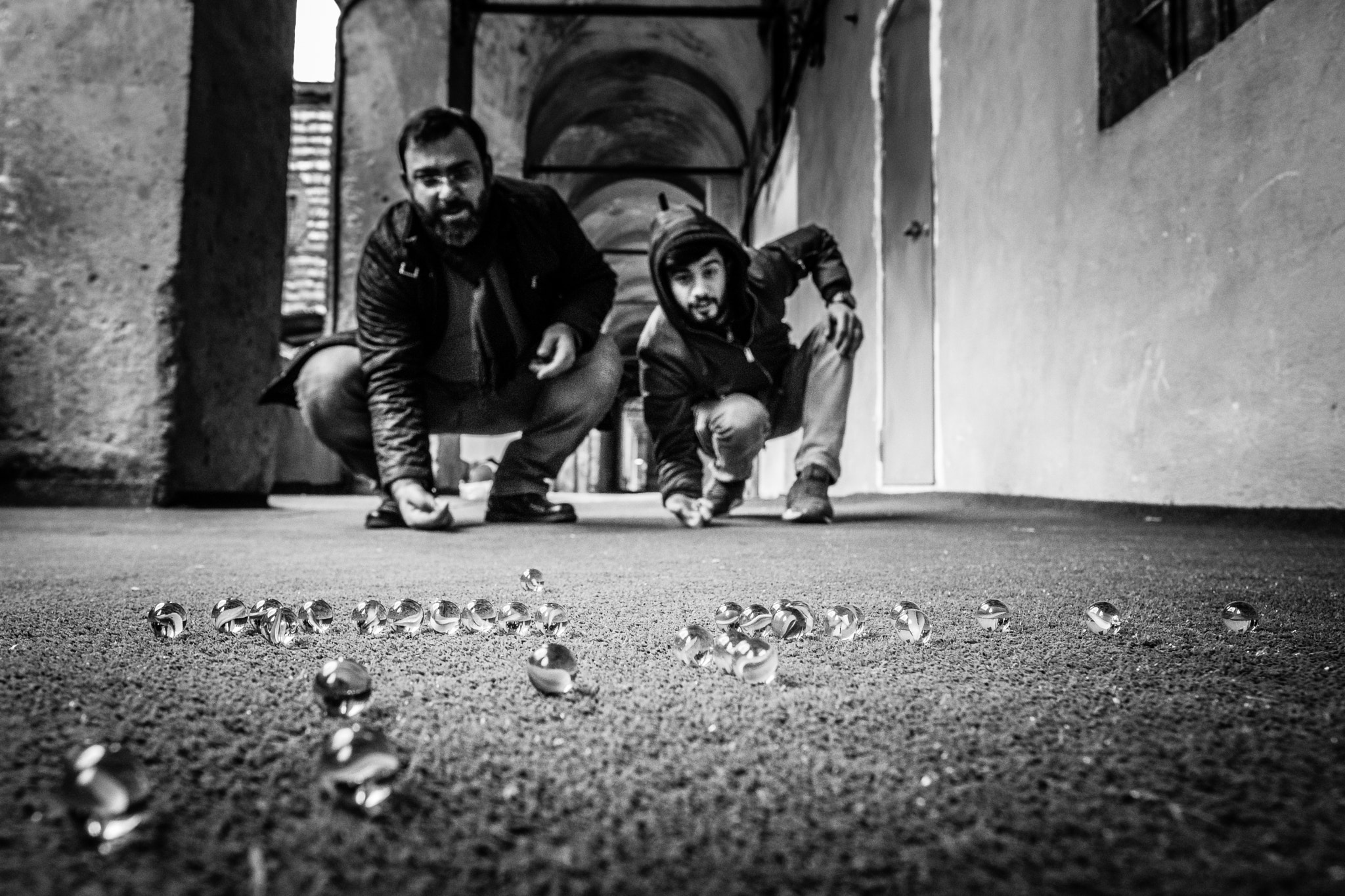 Fujifilm X-Pro2 + Fujifilm XF 16mm F1.4 R WR sample photo. Trademen playing marbles in times of deadness in economy photography
