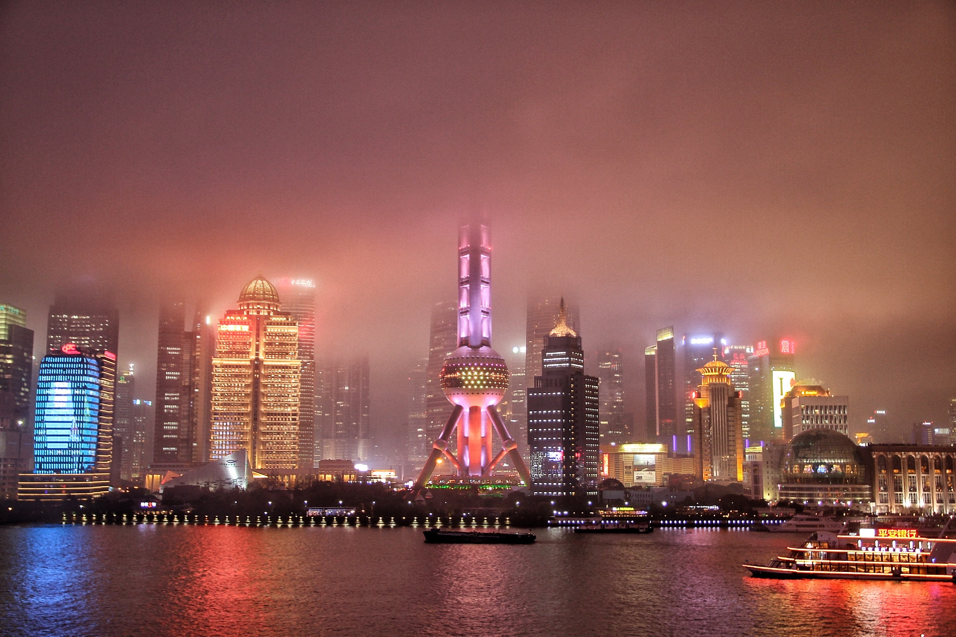 Sigma 17-70mm F2.8-4 DC Macro OS HSM sample photo. Shanghai in the rain photography