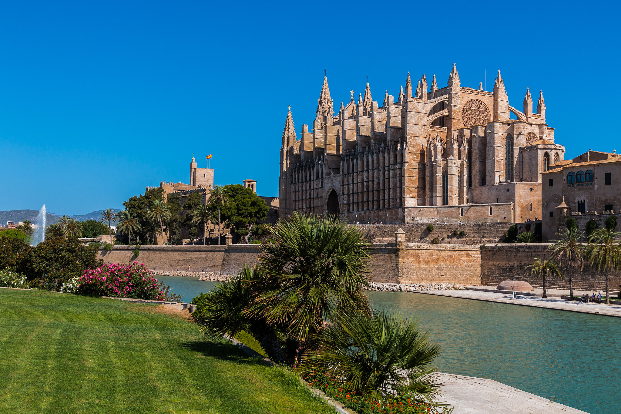 Sigma 18-250mm F3.5-6.3 DC OS HSM sample photo. Catedral de mallorca, palma, spain photography