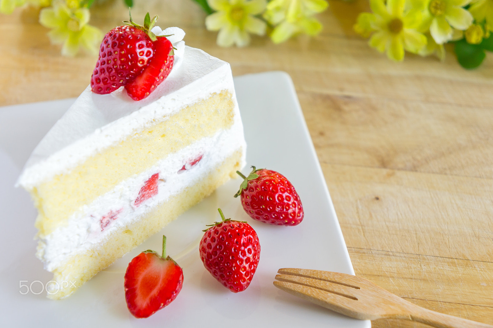 Sony Alpha NEX-3 + Sony E 18-55mm F3.5-5.6 OSS sample photo. Strawberry cake homemade photography