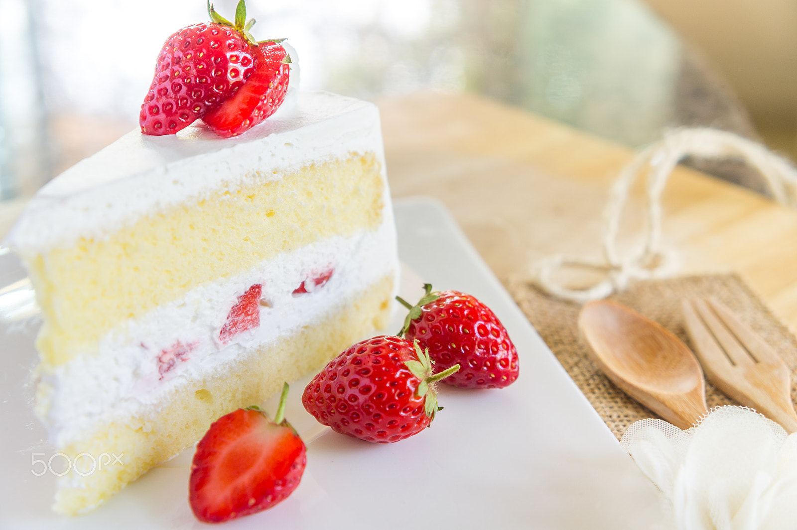 Sony Alpha NEX-3 + Sony E 18-55mm F3.5-5.6 OSS sample photo. Strawberry cake homemade photography