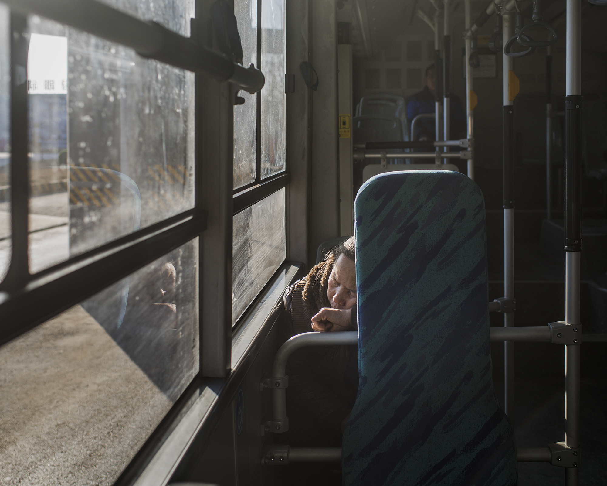 Nikon D800 + Nikon AF-S Nikkor 35mm F1.4G sample photo. 70路 靠窗睡着的女人 photography
