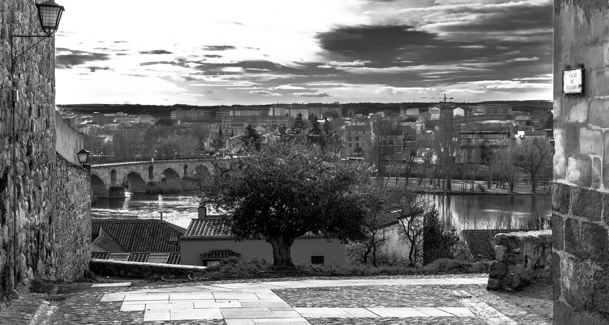 Canon EF 35mm F1.4L II USM sample photo. Puente sobre el duero zamora black & white photography