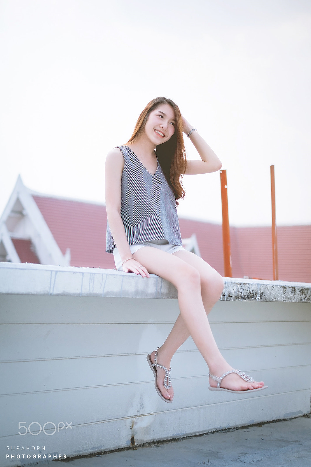 Fujifilm X-E2 + Fujifilm XF 35mm F1.4 R sample photo. Girl on the roof photography