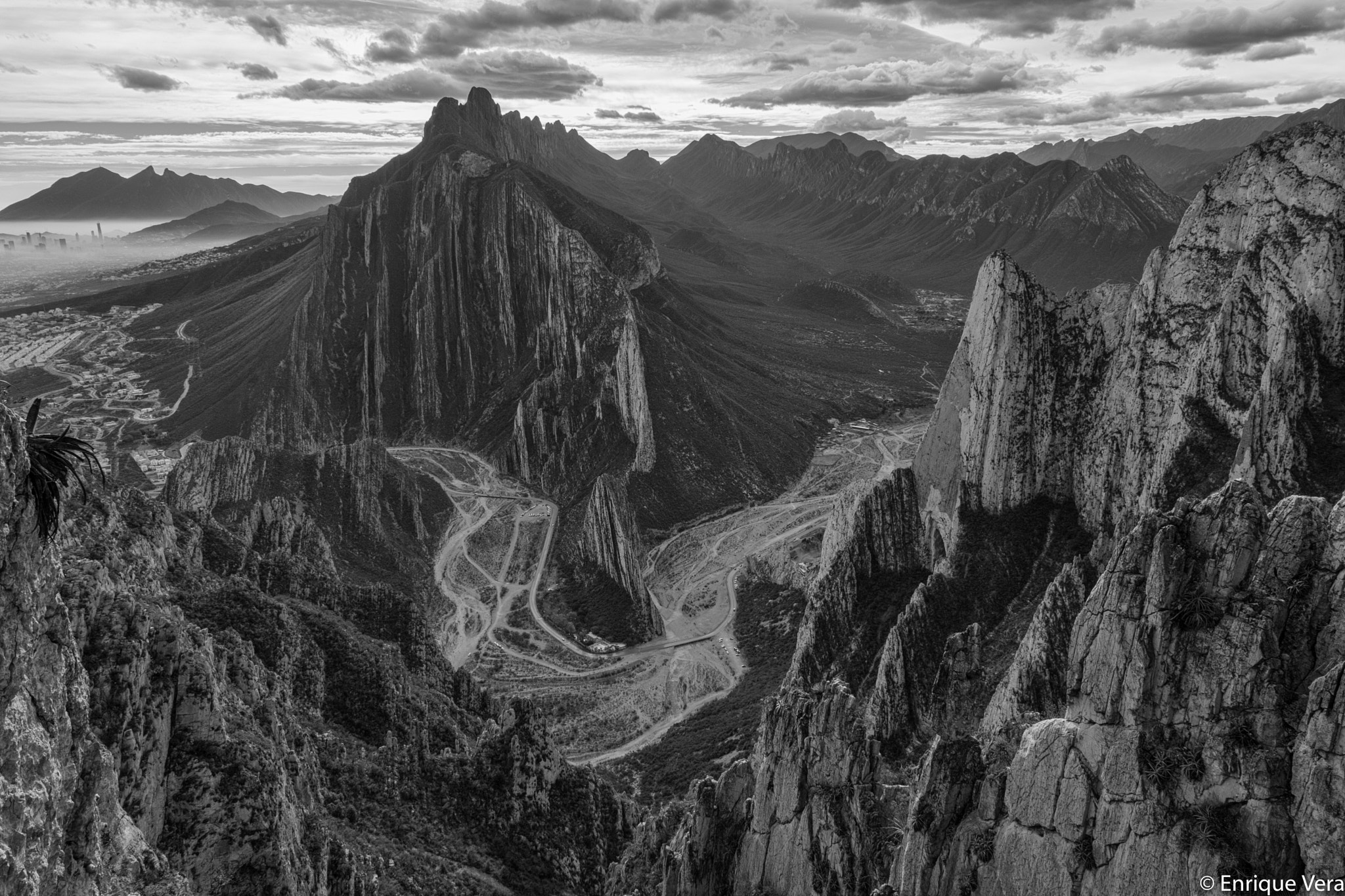 Fujifilm X-Pro2 + Fujifilm XF 16-55mm F2.8 R LM WR sample photo. Huastequismo : desde la ventana, cerro de la silla y pico independencia. photography