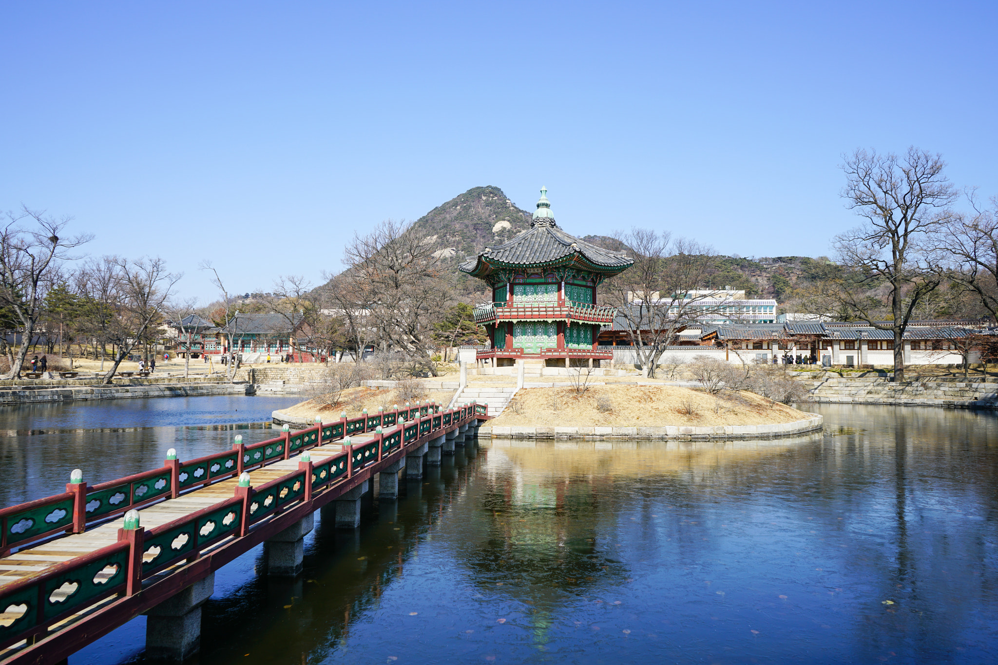 Sony FE 28-70mm F3.5-5.6 OSS sample photo. Bridge in gyeongbokgung palace photography