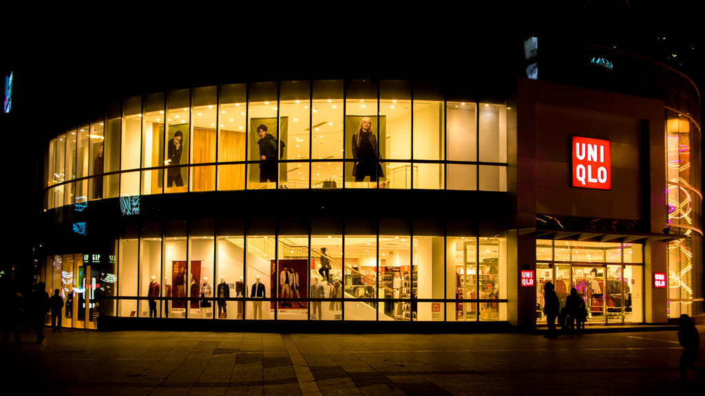 Pentax smc DA 18-55mm F3.5-5.6 AL WR sample photo. Uniqlo photography